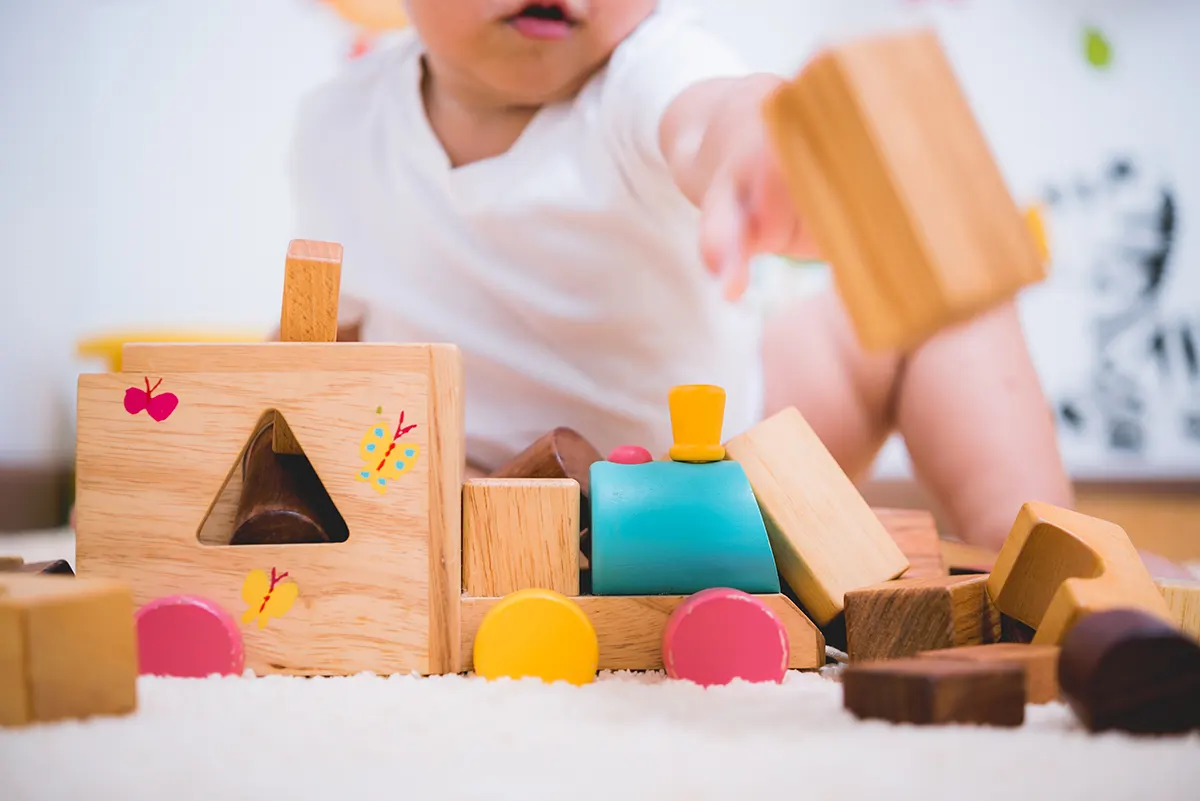 Kind mit Holzspielzeug